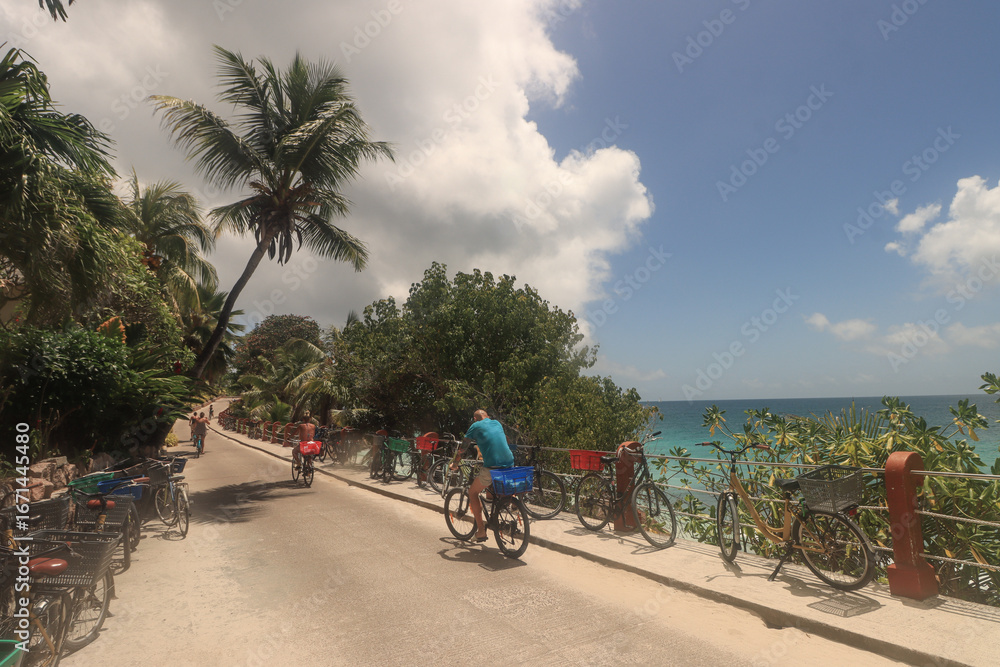 Fototapeta premium Radfahren im tropischen Paradies auf La Digue (Seychellen)