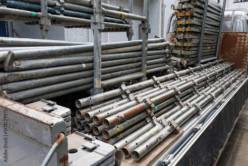 トラックの荷台に載せられた足場