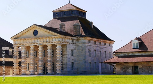 Maison à colonnes du directeur de la saline royale d’Arc-et-Senans. Bâtiment du XVIIIe siècle dans le Doubs en région Franche-Comté France Europe