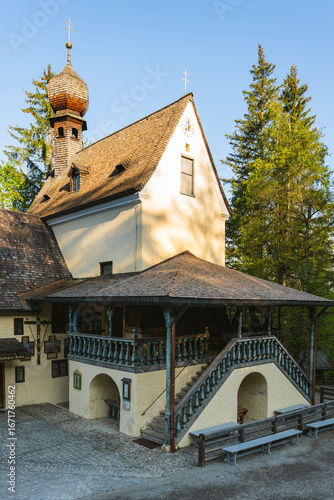 Wallfahrtskirche Maria Himmelfahrt in BIrkenstein in der Morgensonne, Fischbachau, Bayern, Deutschland