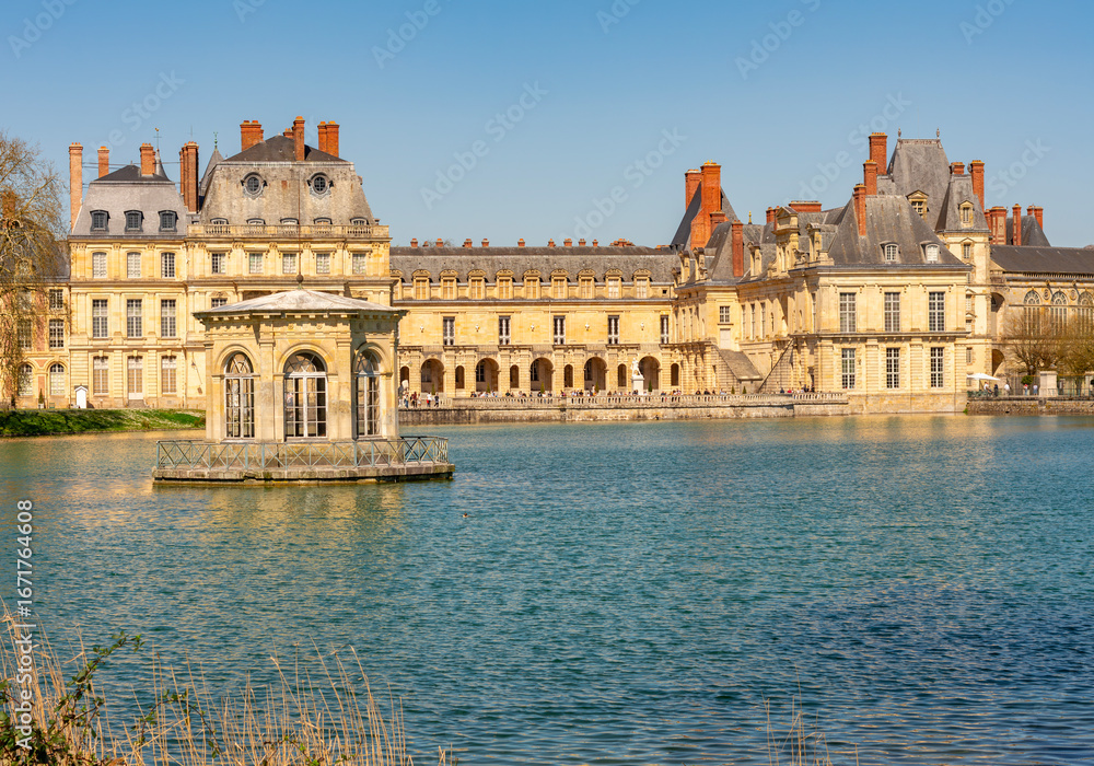 Obraz premium Fontainebleau palace (Chateau de Fontainebleau) and Carp's pond near Paris, France