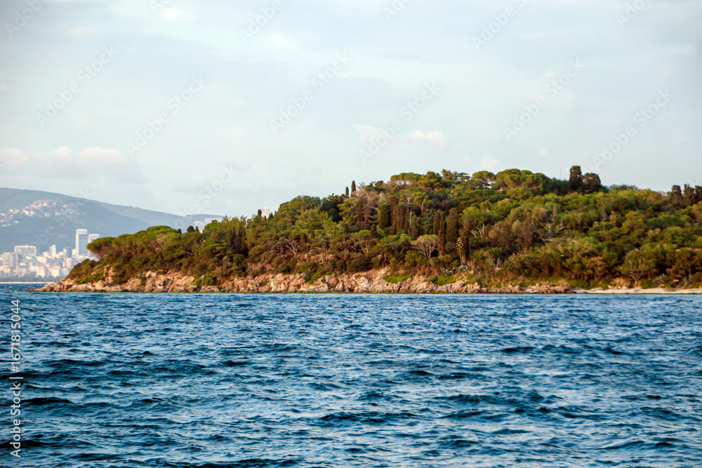 Naklejka premium kasikadasi (spoon island) island sea view