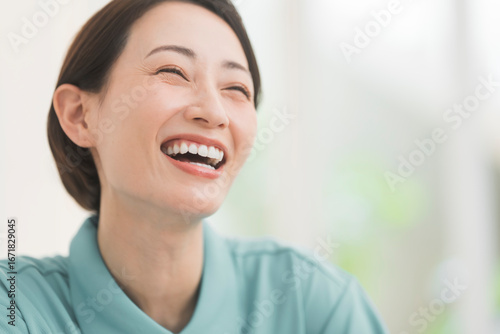 笑顔の日本人女性。
