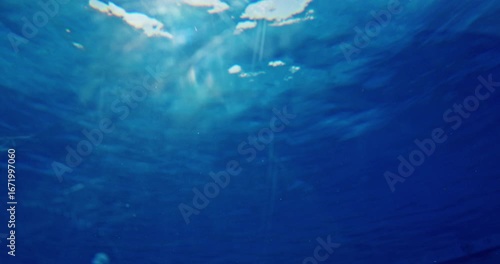 The sunlight refracts through the sea surface, creating a unique and beautiful scene in the sea.
