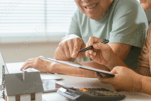 Foto senior couple and documents with laptop for finance, budget planning or retirement annuity on sofa