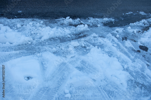Φωτογραφία quiet, snow-covered road winds winter landscape, pavement after heavy snowfall,