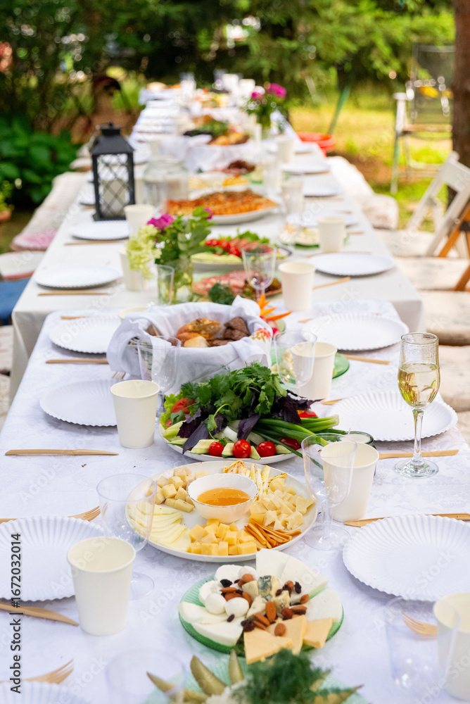 Fototapeta premium Elegant outdoor garden dining setup