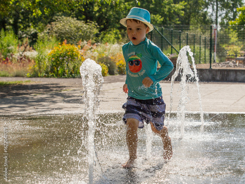 Kind auf einem Wasserspielplatz