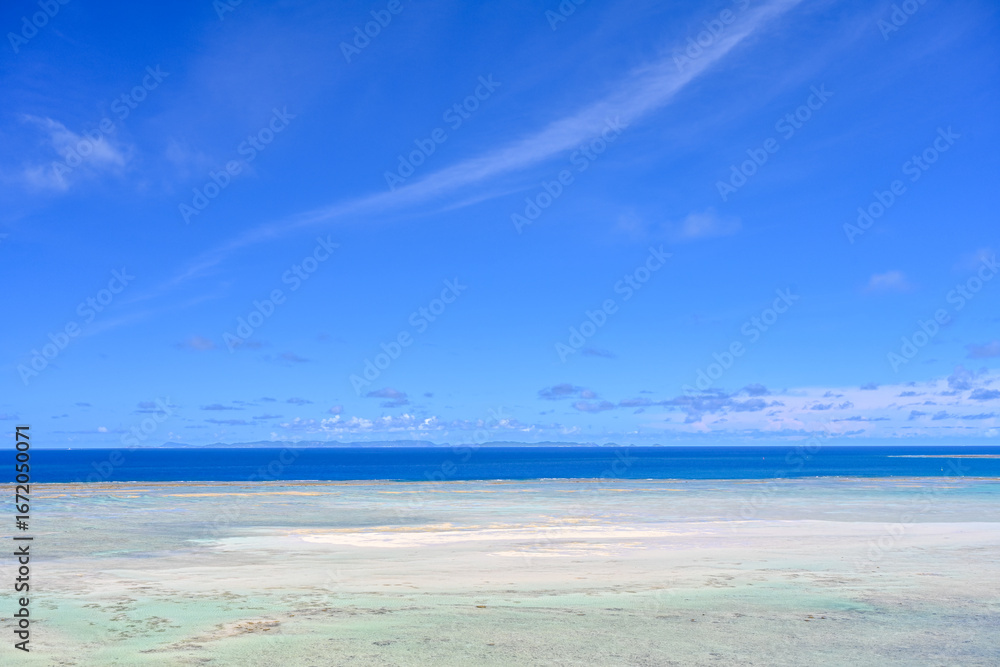 Fototapeta premium 沖縄の透き通った綺麗な海 【沖縄風景】