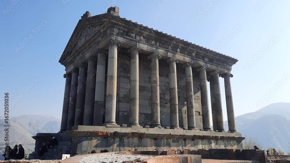 Fototapeta premium Vista al Templo de Garni, Armenia
