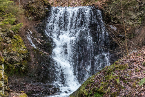Zorger Wasserfall mit Umgebung im Winter
