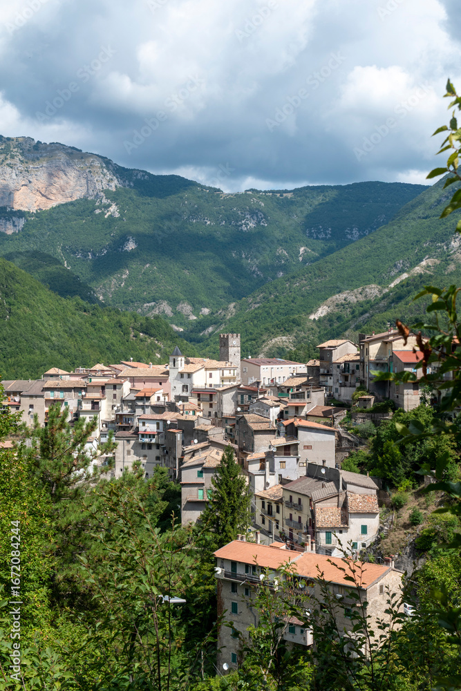 Obraz premium Veduta con Torre - Vallepietra - Roma - Lazio - Italia