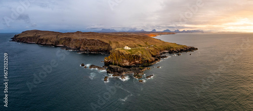 Der Leuchtturm von Stoer bei Sonnenuntergang in der Nähe von Lairg im Nordwesten von Schottland