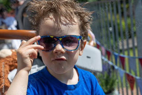 Junge mit Gelfrisur und Sonnenbrille