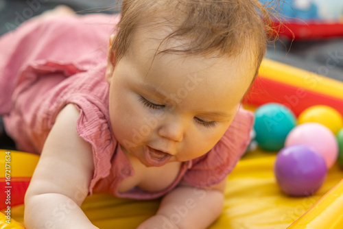 Baby spielt mit Bällen