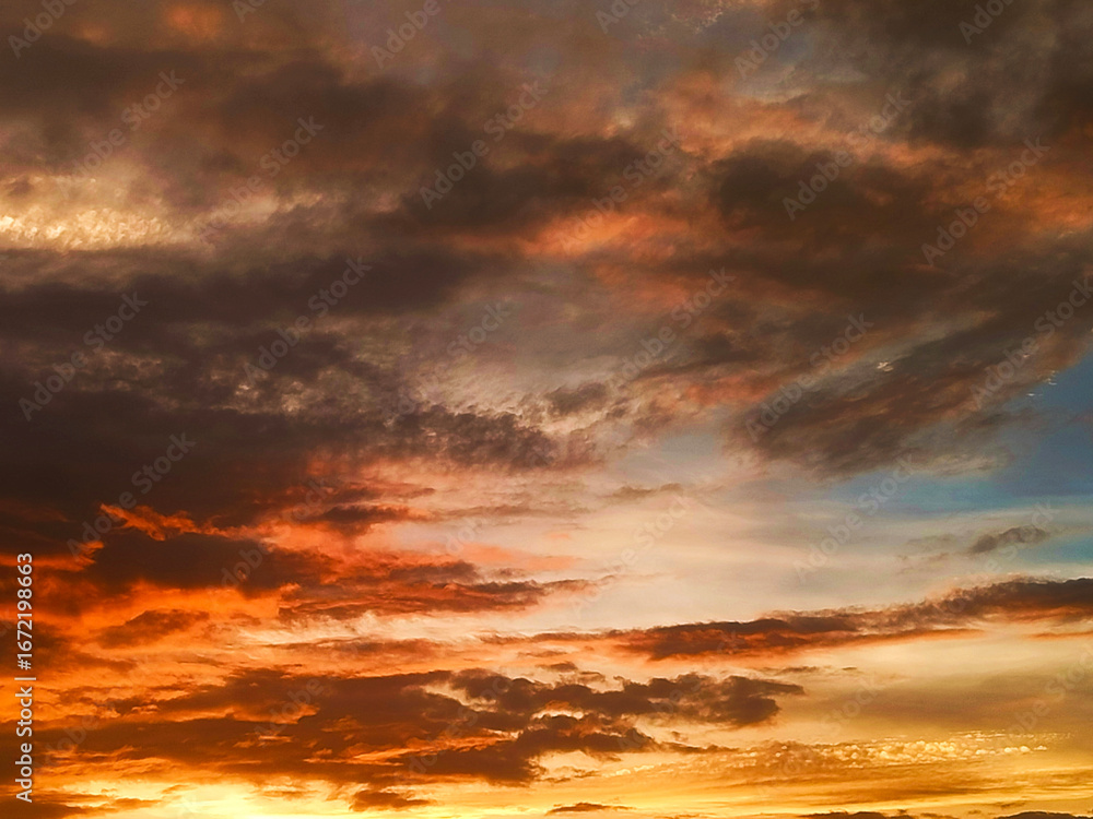 Obraz premium Dramatic Sunset Clouds in Vibrant Sky