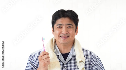 歯磨きをする笑顔の男性