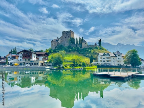 Ladis in Tirol Österreich, Blick auf die Burg Laudegg