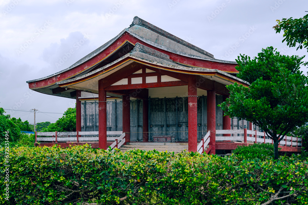 Obraz premium 石垣島白保に佇む出雲大社先島本宮の静かな風景