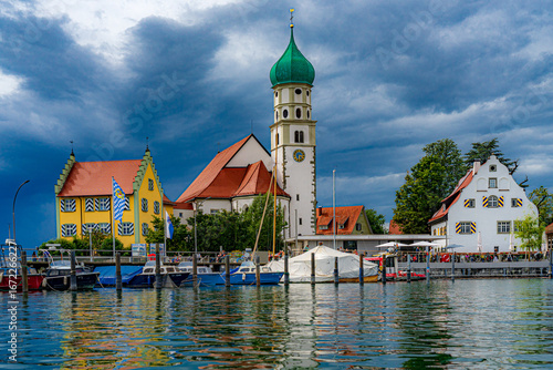 Blick vom hafen auf die pittoreske Halbinsel Wasserburg am Bodensee, mit der Kirche St. Georg und dem Museum im Malhaus