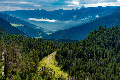 Alpenszenerie im Dreiländereck; Blick vom Ofenpass auf das Münstertal und die Ortlergruppe am Horizont (Schweiz, Italien, Österreich)