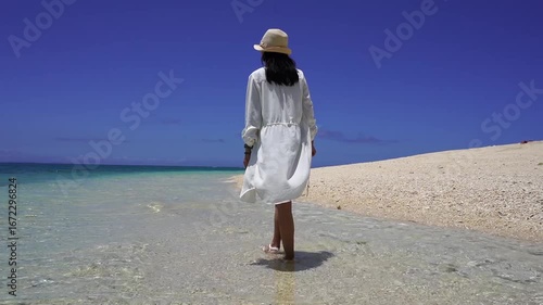 沖縄の海辺の女性