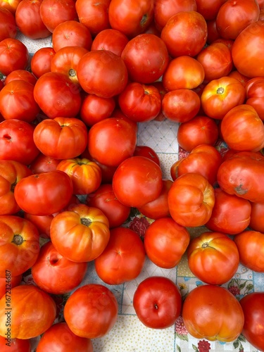 Fresh Heirloom Tomatoes at the Farmers Market – Ripe and Juicy