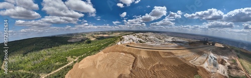 Hochauflösende Drohnenpanoramen und 360-Grad-Aufnahmen der Sophienhöhe bei Niederzier. Sichtbar sind der Braunkohletagebau Hambach, große Absetzer und rekultivierte Landschaften im Rheinischen Revier.