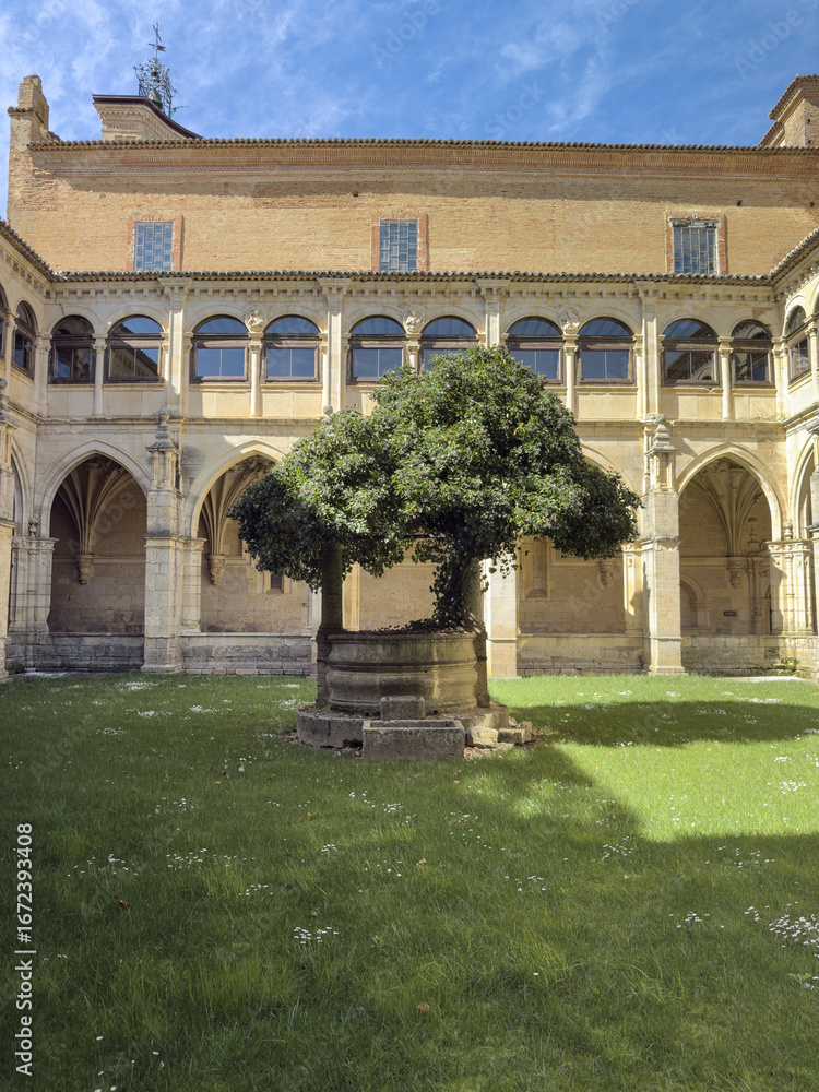 Fototapeta premium Renaissance cloister of San Zoilo Monastery in Carrion de los Condes with central well