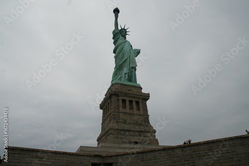 Valokuva statue de la liberté à New York vue de face avec le socle