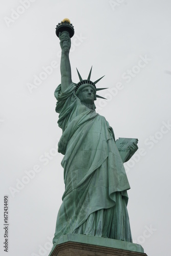 Tablou pe pânză statue de la liberté à New York vue de face avec le socle