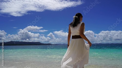 沖縄の海辺の女性