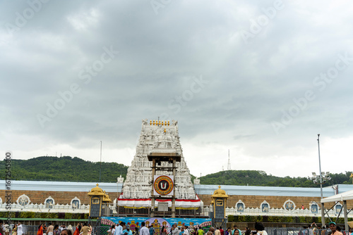 Tirupati, aux portes du divin; White Majesty under Sacred Skies