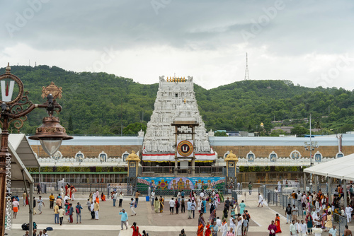 Tirupati, aux portes du divin; White Majesty under Sacred Skies