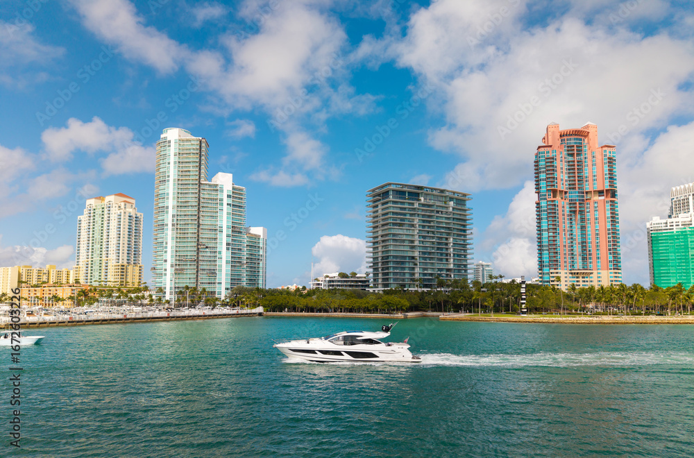 Fototapeta premium Yacht cruising near Miami Beach. Aerial view of boats on turquoise waters in Miami. Yacht retreat in Miami.