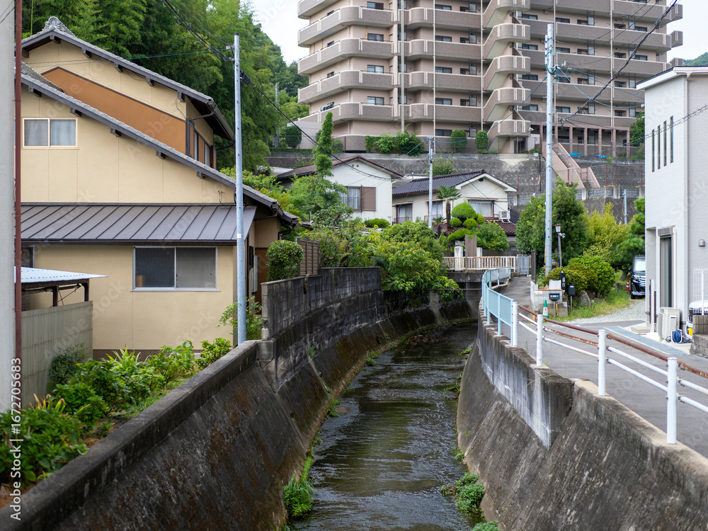 Fototapeta premium 住宅街を流れる川の風景
