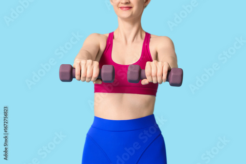 Sporty young woman with dum...