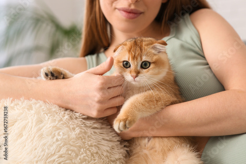 Young woman with cute kitte...