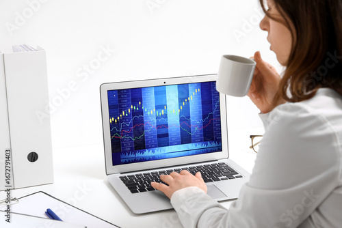 Female trader with coffee c...