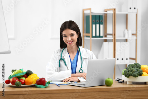 Female nutritionist at tabl...