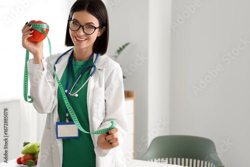 Female nutritionist with be...