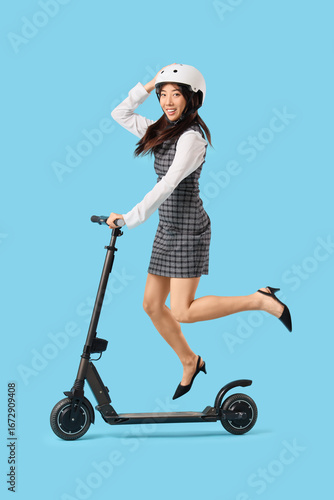 Young Asian businesswoman w...