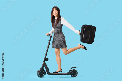 Young Asian businesswoman w...