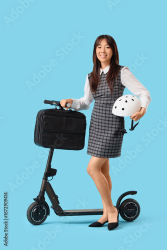 Young Asian businesswoman w...