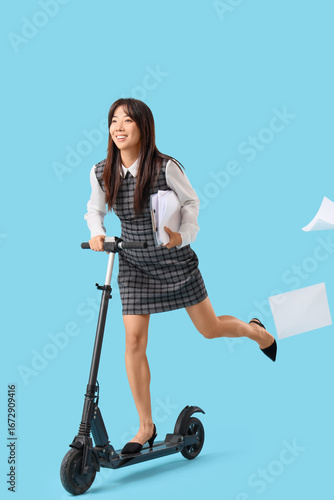 Young Asian businesswoman w...