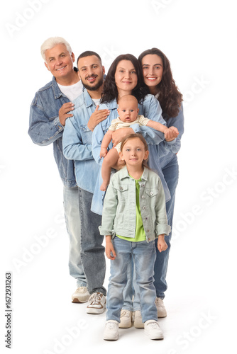 Portrait of big family in d...