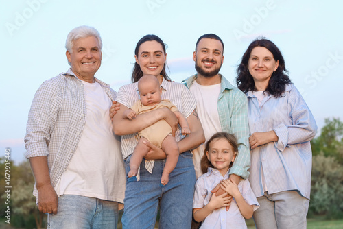 Portrait of big family in p...