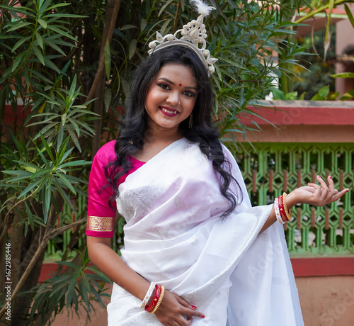 Photography Beautiful smiling Indian bengali bride dressed in Hindu traditional wedding clothes Saree