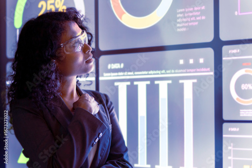 Obraz na plátně Hispanic latin business woman interacting with virtual data interface