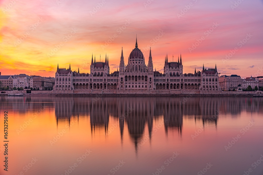 Obraz premium Budapest Parliament at Sunrise